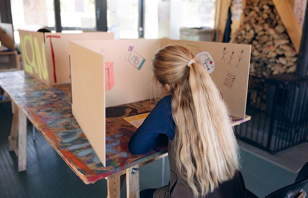 Kinderwahlbüro, veranstaltet von der Schöpflin Schule, dem Werkraum Schöpflin und FABRIC.