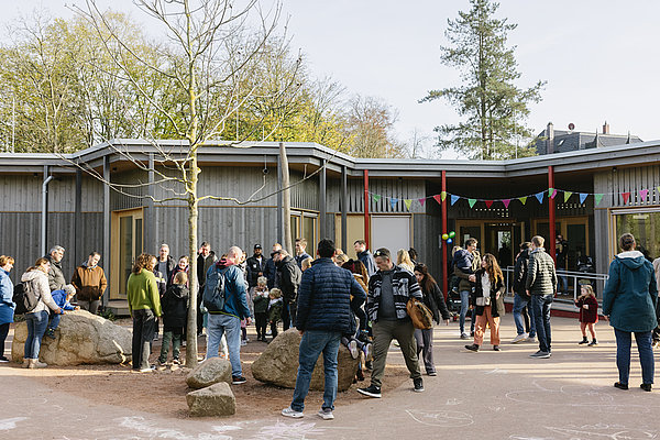 Schulhof der Schöpflin Schule mit zahlreichen Besucher:innen
