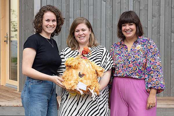 Übergabe des Schulmaskottchens »Space Huhn« von Celina Rahman an Kathrin Jentsch und Andrea Avé.