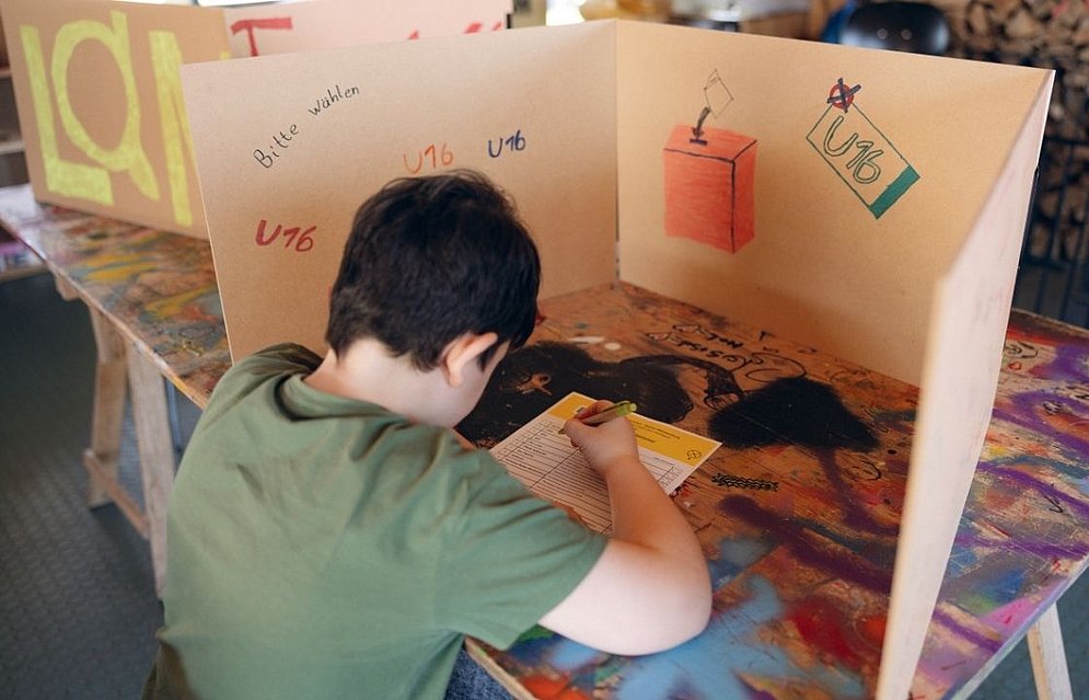Kinderwahlbüro, veranstaltet von der Schöpflin Schule, dem Werkraum Schöpflin und FABRIC.
