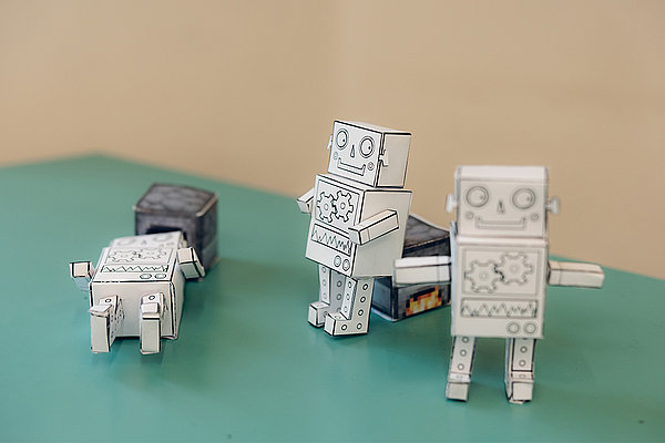 Gebastelte Roboter, die an der großen Zeigung der Schöpflin Schule vorgestellt wurden.