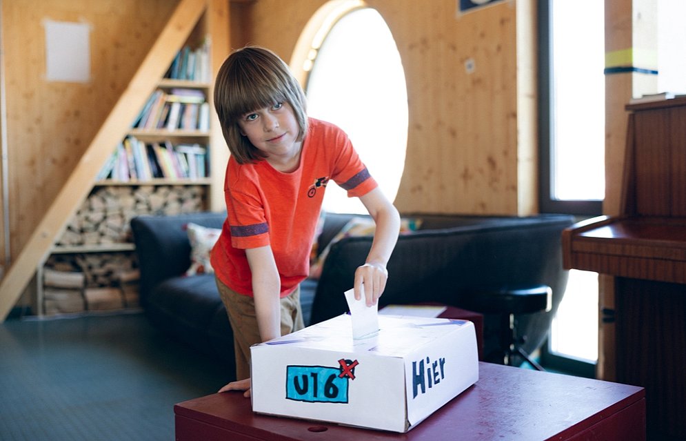 Kinderwahlbüro, veranstaltet von der Schöpflin Schule, dem Werkraum Schöpflin und FABRIC.