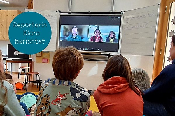 Reporterin Klara berichtet über Antarktismission: Kinder sitzen in der Schöpflin Schule und sehen Luisa Neubauer per Livestream. 