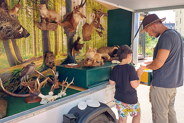 Jäger Max Vogel zu Besuch an der Schöpflin Schule mit seinem Info-Mobil »Lernort Natur« 