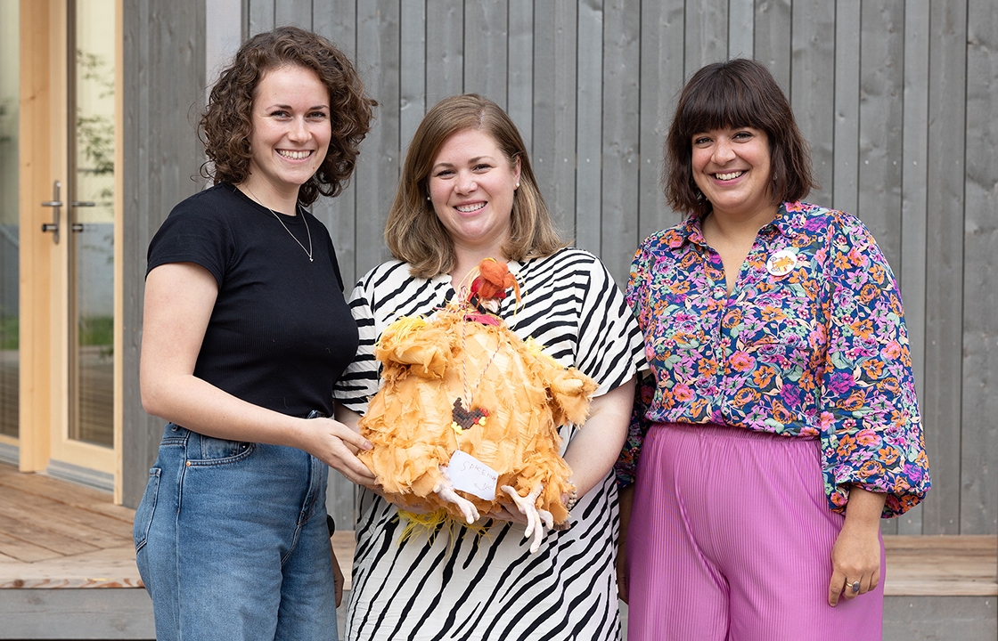 Übergabe des Schulmaskottchens »Space Huhn« von Celina Rahman an Kathrin Jentsch und Andrea Avé.