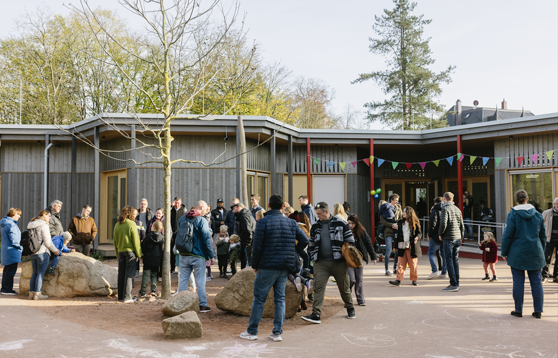 Schulhof der Schöpflin Schule mit zahlreichen Besucher:innen