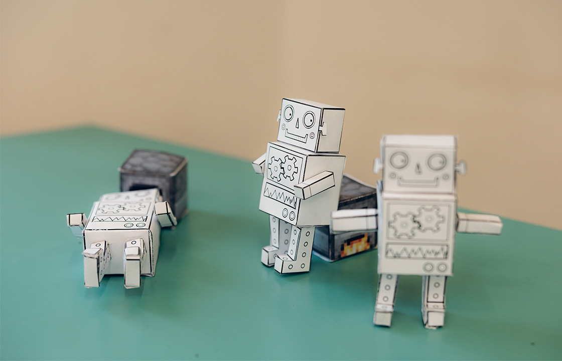 Gebastelte Roboter, die an der großen Zeigung der Schöpflin Schule vorgestellt wurden.