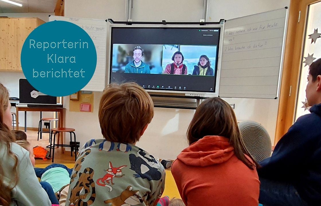 Reporterin Klara berichtet über Antarktismission: Kinder sitzen in der Schöpflin Schule und sehen Luisa Neubauer per Livestream. 